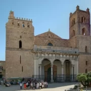 1024px-Monreale_Cathedral_exterior_BW_2012-10-09_10-23-10_0 Кафедральный собор Монреале